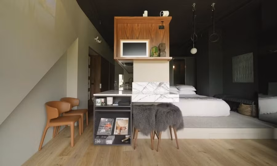 Tông đất tăng cường cảm giác vững chắc cho tổng thể thiết kế (Ảnh: Nevertoosmall)