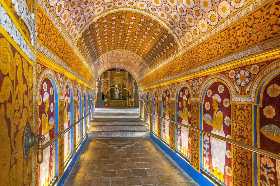 Tham quan chùa Xá lợi Răng. ẢNH: Shutterstock