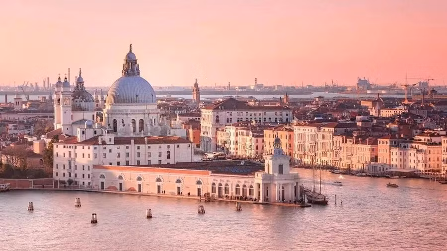 Bất cứ ai từng đến Venice sẽ biết rằng thành phố này tràn ngập sự lãng mạn: niềm đam mê toát ra từ kiến trúc, tình yêu tỏa ra từ đồ ăn và tất cả những cây cầu đều được thiết kế riêng cho những lời tuyên bố lãng mạn