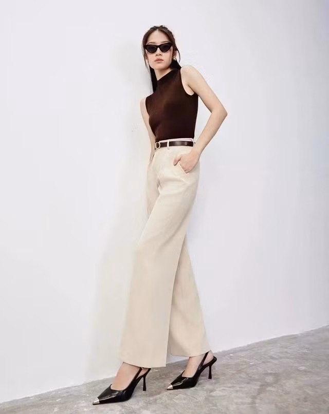 Quần tây ống đứng xếp ly là biểu tượng của sự thanh lịch và trưởng thành, thường thấy trong những bộ suit hoặc trang phục công sở. ẢNH: JUNO