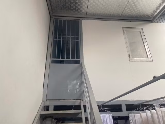 Căn gác giam giữ các nữ nhân viên. Ảnh: CA