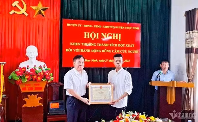 Tuấn nhận được giấy khen của địa phương vì đã có hành động dũng cảm cứu người. Ảnh NVCC