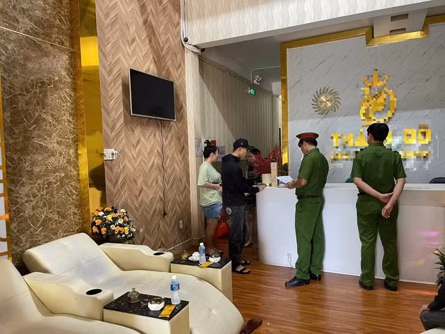 Công an kiểm tra cơ sở massage T.Đ. Ảnh: CA