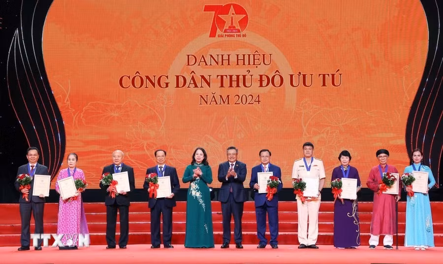 Phó Chủ tịch nước Võ Thị Ánh Xuân, Phó Chủ tịch Thứ nhất Hội đồng Thi đua-Khen thưởng Trung ương và Chủ tịch Ủy ban Nhân dân, Chủ tịch Hội đồng Thi đua-Khen thưởng thành phố Hà Nội Trần Sỹ Thanh vinh danh "Công dân Thủ đô ưu tú" năm 2024. (Ảnh: Văn Điệp/ TTXVN)