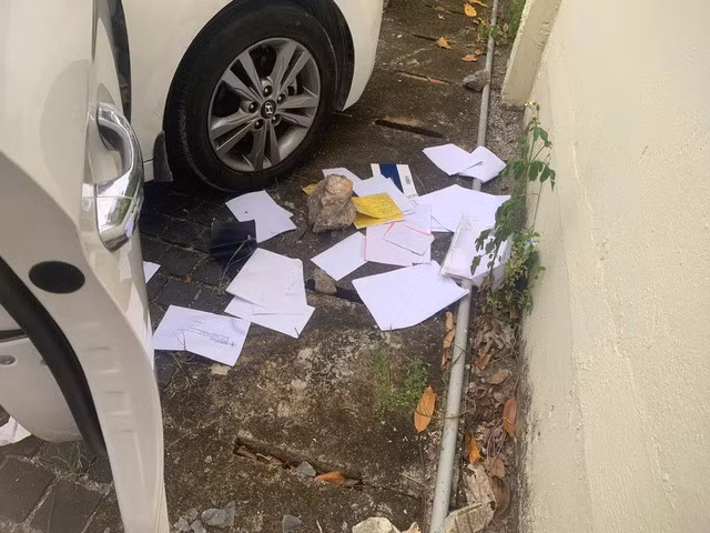 Sau khi lục tìm tài sản trong xe, 2 "tên trộm nhí" vứt giấy tờ vương vãi giữa đường