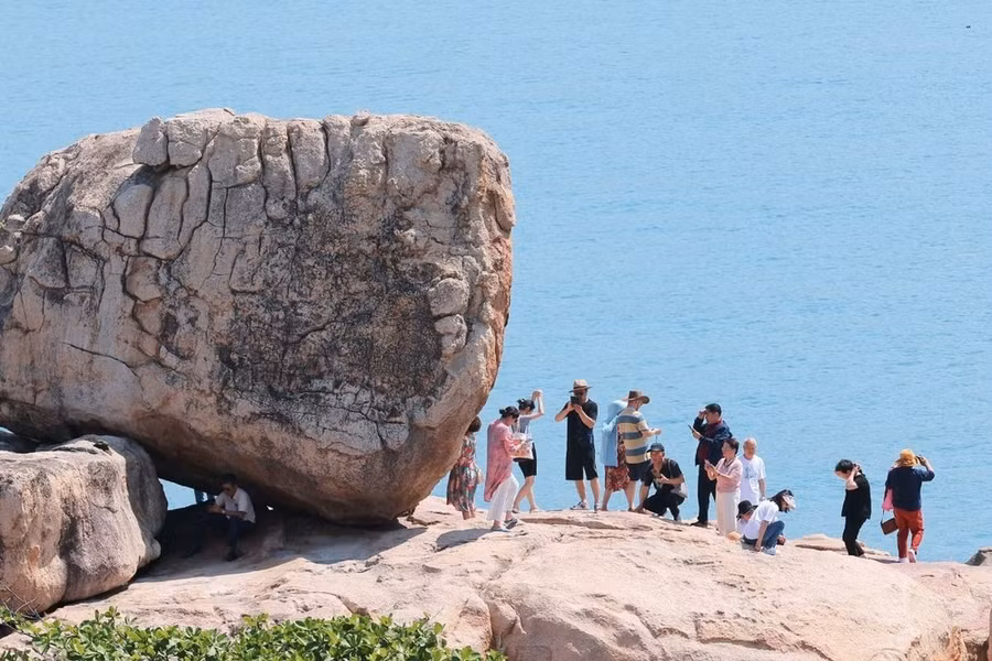 Hòn Chồng, hòn Vợ ở Nha Trang thu hút du khách trong và ngoài nước đến tham quan. (Ảnh: Hoàng Hiếu/TTXVN)
