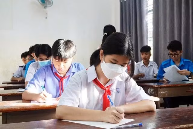 Thí sinh TP.HCM tham dự kỳ thi tuyển sinh lớp 10 năm 2024. ẢNH: NHẬT THỊNH