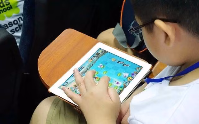 Trẻ sử dụng thiết bị điện tử quá nhiều làm ảnh hưởng đến mắt, gia tăng tật khúc xạ