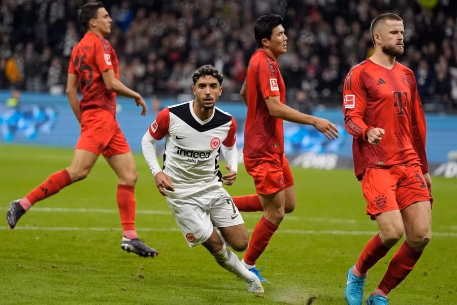 Omar Marmoush (áo trắng) khiến Bayern mất chiến thắng ở phút bù giờ.