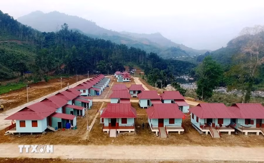 Những căn nhà ở tạm bợ của người dân làng Bằng La, xã Trà Leng, huyện Nam Trà My đã được thay mới, kiên cố hóa sau thiên tai. (Ảnh: Trịnh Bang Nhiệm/TTXVN)