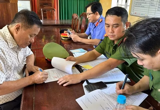 Bị can Phạm Bá Hiếu (bìa trái) tại cơ quan công an.