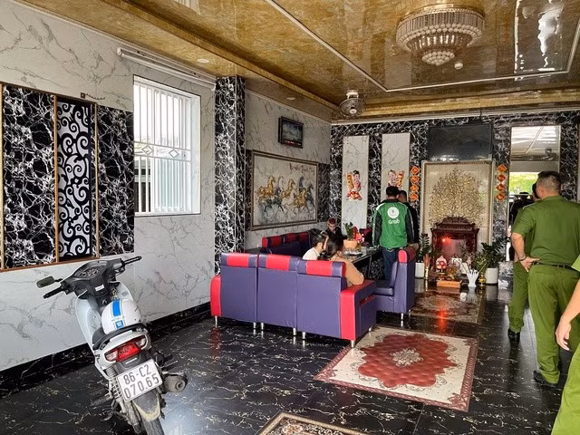 Công an kiểm tra cơ sở massage H.K. Ảnh: CA