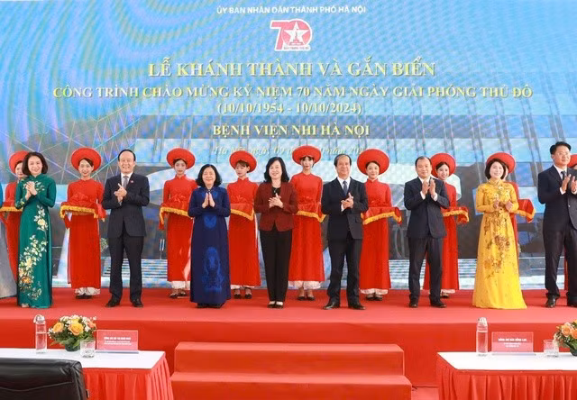 Các đại biểu cắt băng khánh thành công trình Bệnh viện Nhi Hà Nội.