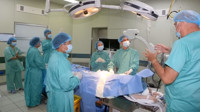 Dưới sự hướng dẫn của GS Lawrence Faulkner, 2 ca ghép tủy đồng loại đã thành công.