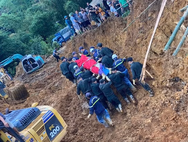 Lực lượng chức năng phát hiện thêm thi thể một nạn nhân vào chiều 1-10. Ảnh: Công an cung cấp