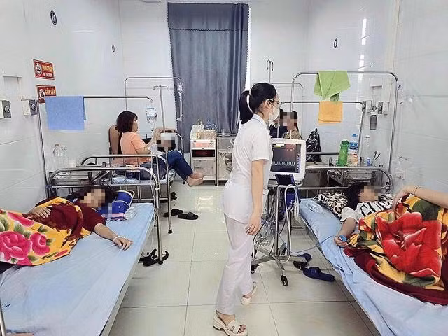 13 học sinh nhập viện theo dõi ngộ độc tại Bệnh viện đa khoa Thanh Oai. Hiện sức khỏe của các học sinh ổn định. ẢNH: BỆNH VIỆN ĐA KHOA THANH OAI