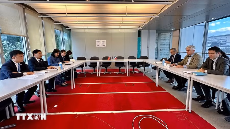 Buổi làm việc giữa Bộ Giao thông Vận tải và đại diện Cơ quan Phát triển Pháp tại trụ sở AFD. (Ảnh: Thu Hà/TTXVN)