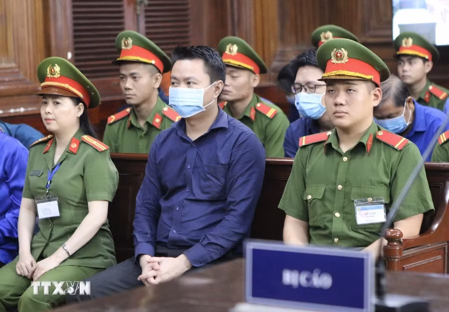 Các bị cáo tại phiên xét xử sơ thẩm vụ án Vạn Thịnh Phát giai đoạn 2 ngày 8/10/2024. (Ảnh: Thanh Vũ/TTXVN)