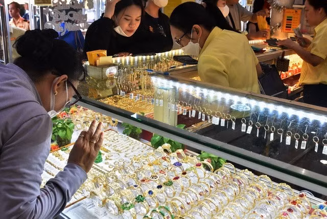 Giá vàng thế giới đêm qua có lúc giảm 43 USD xuống 2.607 USD/ounce