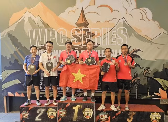 Anh em VĐV Lý Minh Triết và Lý Minh (giữa) vô địch nội dung đôi nam 5.0 cho lứa tuổi 50+ (Ảnh: Anh Tân)