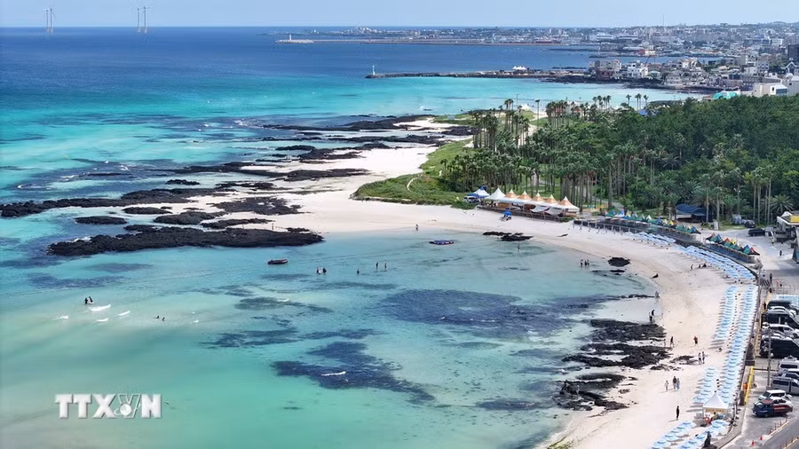 Khách du lịch tại bãi biển Hamdeok trên đảo Jeju, Hàn Quốc. (Ảnh: Yonhap/TTXVN)