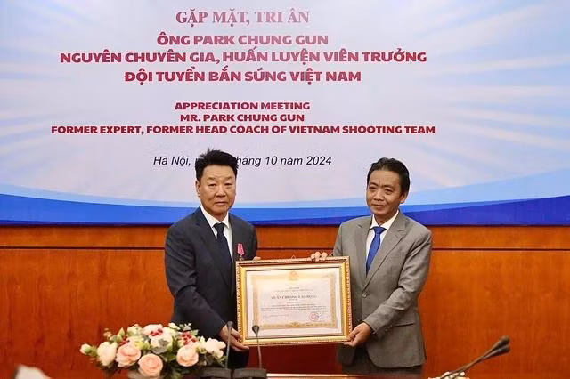 Chuyên gia Park Chung-gun (trái) nhận Huân chương Lao động hạng ba. ẢNH: VƯƠNG ANH