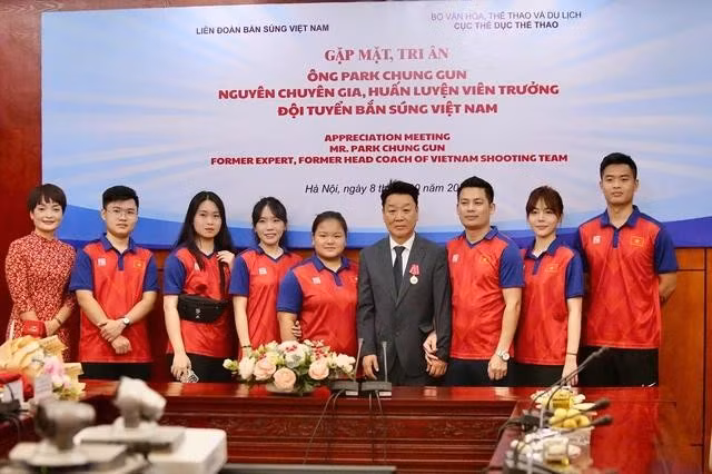 Ông Park chụp ảnh kỷ niệm cùng học trò. ẢNH: VƯƠNG ANH