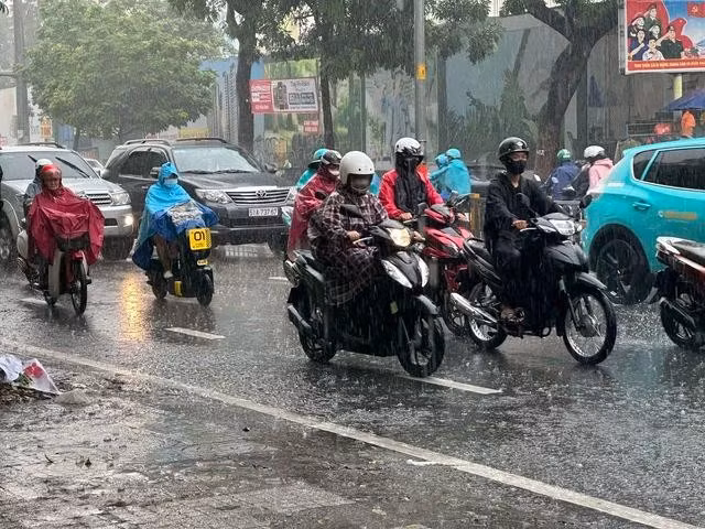 TP.HCM và Nam bộ tiếp tục có mưa to kéo dài trong tối nay và ngày mai 4.10. ẢNH: CHÍ NHÂN