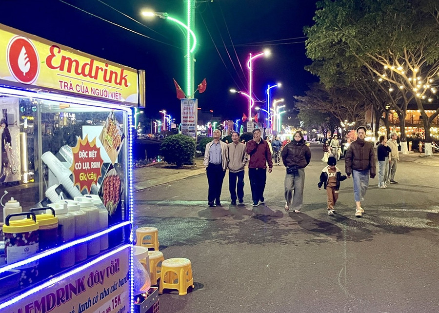 Nhiều người dân, du khách thư thái dạo bộ trong ngày đầu vận hành thử nghiệm “Phố đêm Chợ Nhỏ”. Ảnh: L.Nguyên