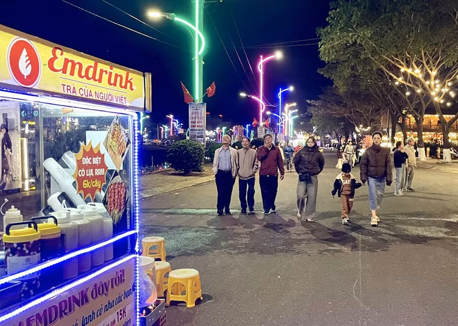 Nhiều người dân, du khách thư thái dạo bộ trong ngày đầu vận hành thử nghiệm “Phố đêm Chợ Nhỏ”. Ảnh: L.Nguyên