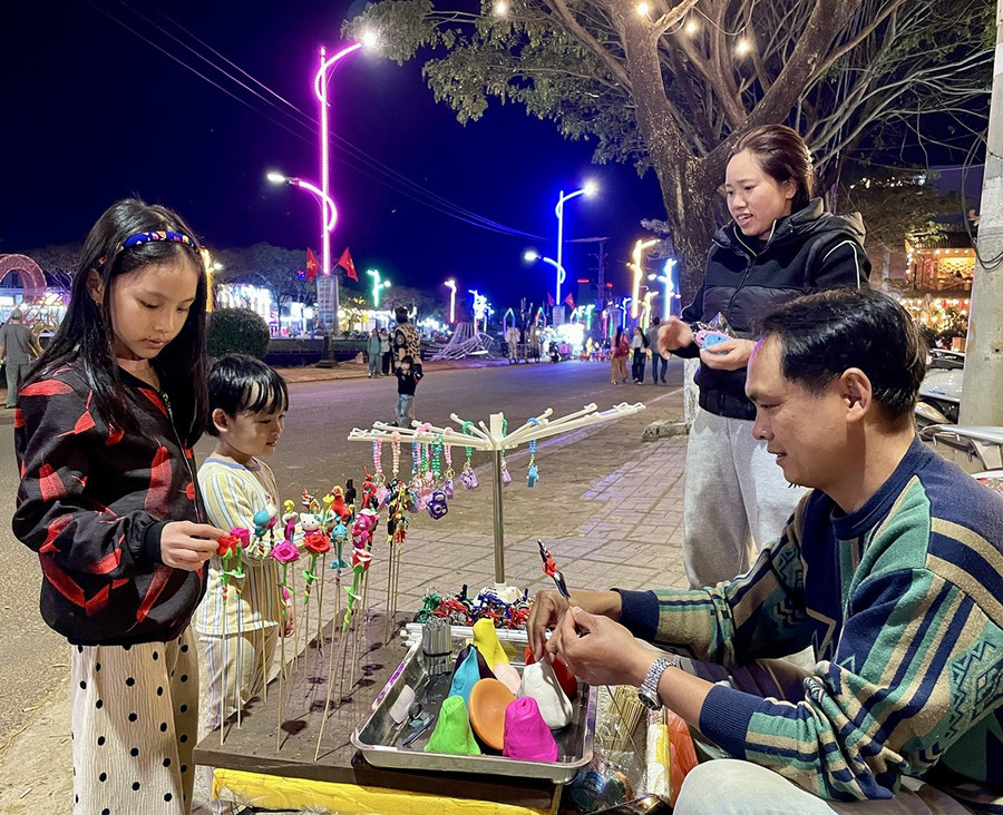 Tò he góp mặt tại không gian “Phố đêm chợ Nhỏ”. Ảnh: Lam Nguyên
