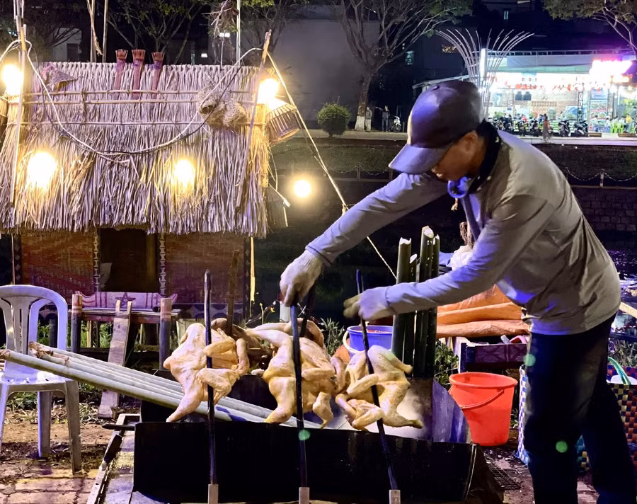 Gian hàng cơm lam gà nướng của quán Jrai Food. Ảnh: Lam Nguyên