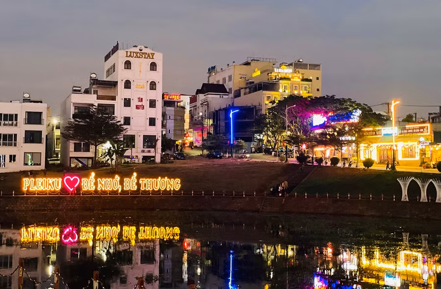 Một góc lung linh của “Phố đêm chợ Nhỏ”. Ảnh: Lam Nguyên