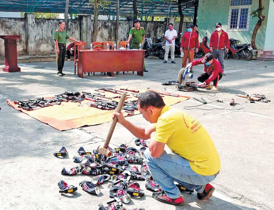 Công an tỉnh tiến hành tiêu hủy vũ khí, vật liệu nổ, công cụ hỗ trợ nhằm loại bỏ các nguy cơ tiềm ẩn ảnh hưởng đến an ninh trật tự. Ảnh: ĐVCC