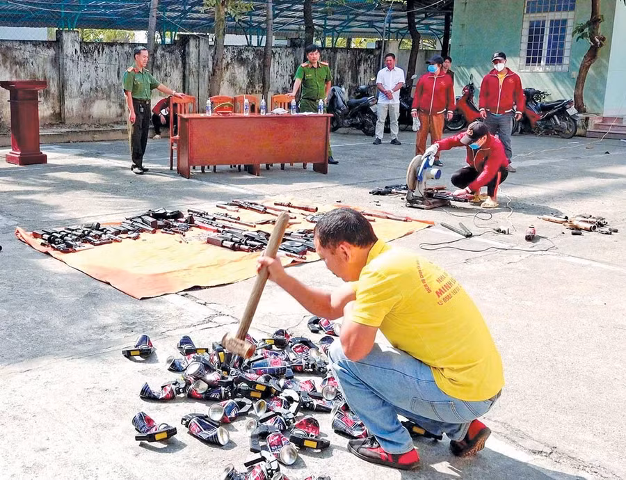 Công an tỉnh tiến hành tiêu hủy vũ khí, vật liệu nổ, công cụ hỗ trợ nhằm loại bỏ các nguy cơ tiềm ẩn ảnh hưởng đến an ninh trật tự. Ảnh: ĐVCC