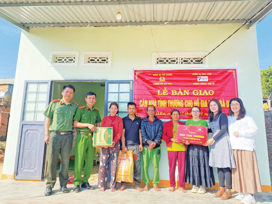 Công an xã Hra phối hợp với nhà hảo tâm bàn giao nhà tình thương cho gia đình bà Der (làng Kon Chrah). Ảnh: ĐVCC