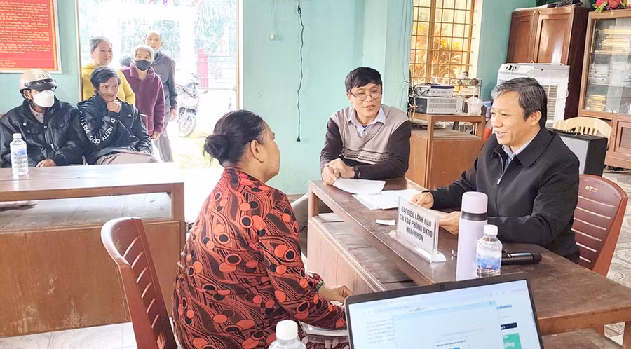 án bộ Chi nhánh Văn phòng Đăng ký đất đai Hoài Nhơn hướng dẫn thủ tục về đất đai cho người dân phường Hoài Nhơn Tây. Ảnh: C.L