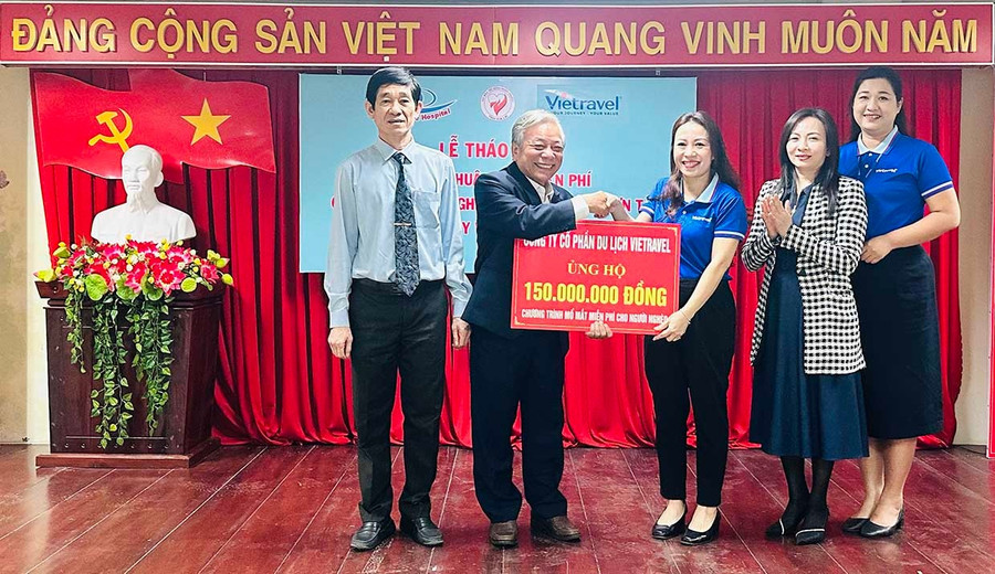 Đại diện Công ty CP Du lịch Vietravel (bên phải) trao tượng trưng cho lãng đạo Hội Bảo trợ bệnh nhân nghèo tỉnh chi phí mổ mắt miễn phí. Ảnh: D.Đ