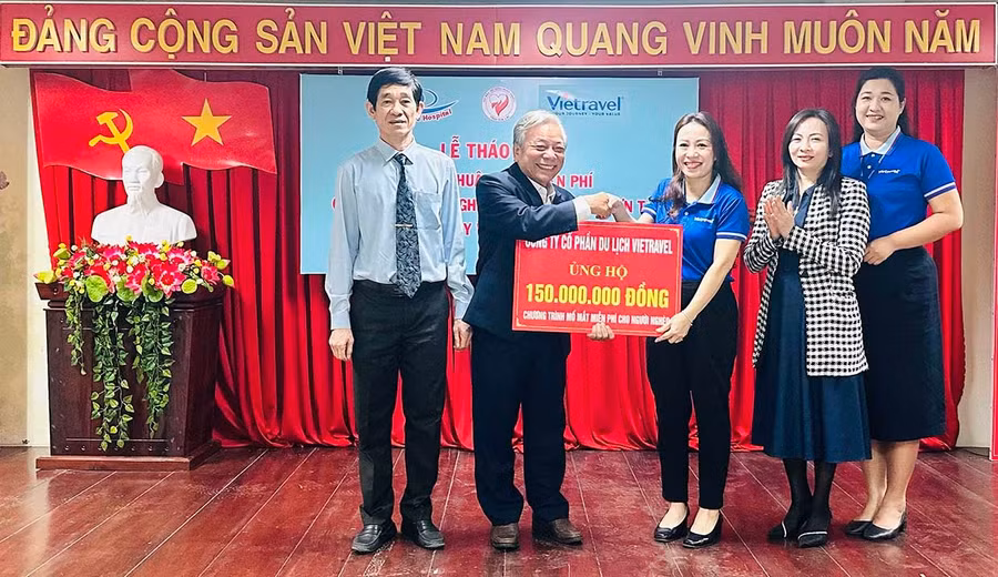 Đại diện Công ty CP Du lịch Vietravel (bên phải) trao tượng trưng cho lãng đạo Hội Bảo trợ bệnh nhân nghèo tỉnh chi phí mổ mắt miễn phí. Ảnh: D.Đ