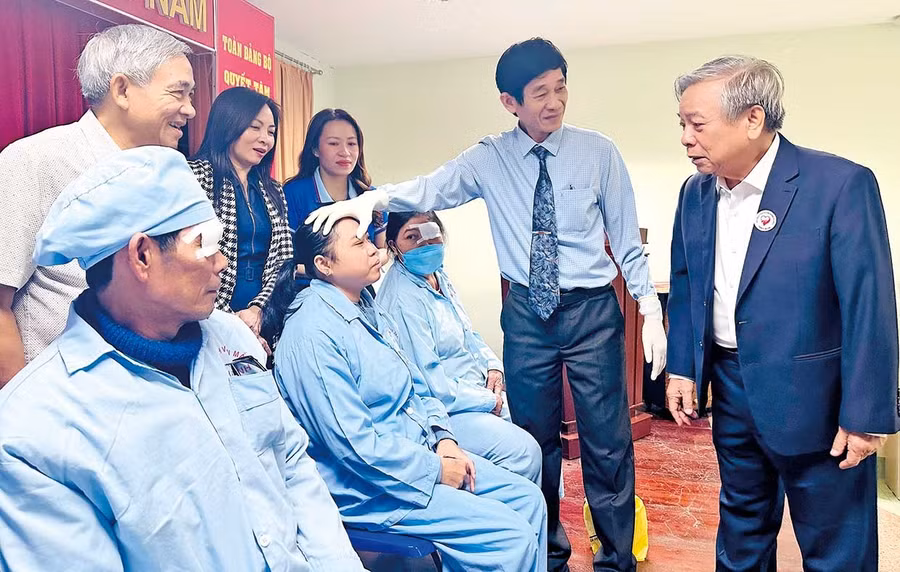 Các bác sĩ Bệnh viện Mắt tỉnh tổ chức tháo băng cho các bệnh nhân được mổ mắt miễn phí. Ảnh: D.Đ