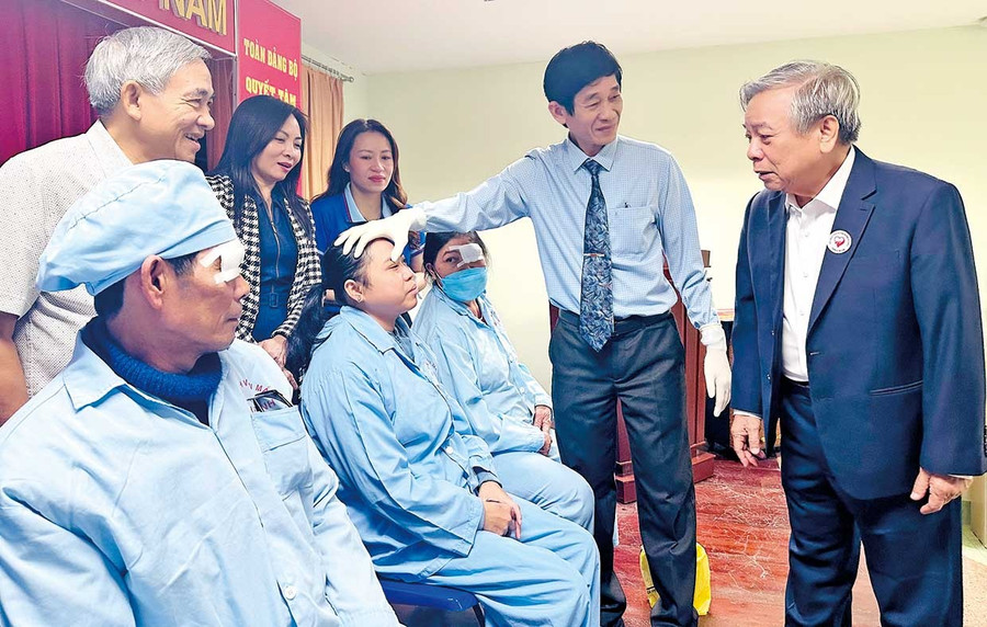 Các bác sĩ Bệnh viện Mắt tỉnh tổ chức tháo băng cho các bệnh nhân được mổ mắt miễn phí. Ảnh: D.Đ