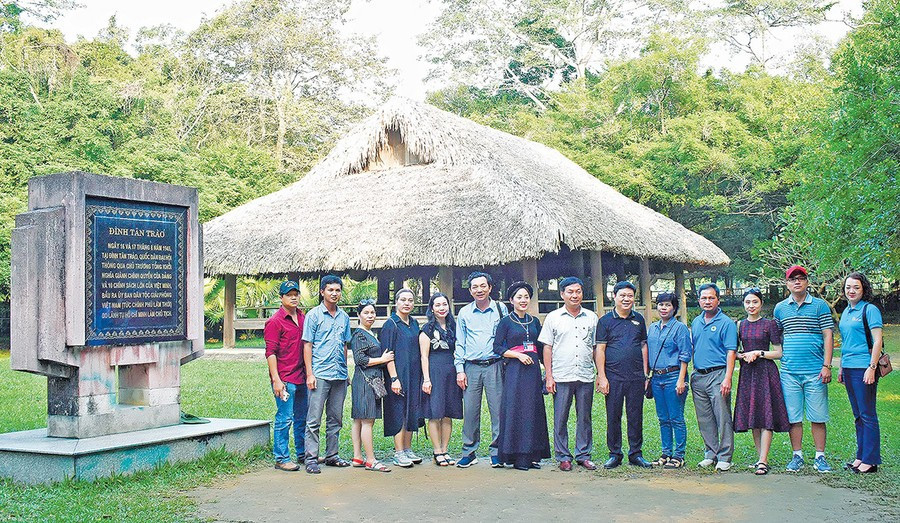 Đoàn cán bộ, viên chức Báo Gia Lai và Báo Tuyên Quang chụp ảnh lưu niệm tại đình Tân Trào. Ảnh: Đ.T
