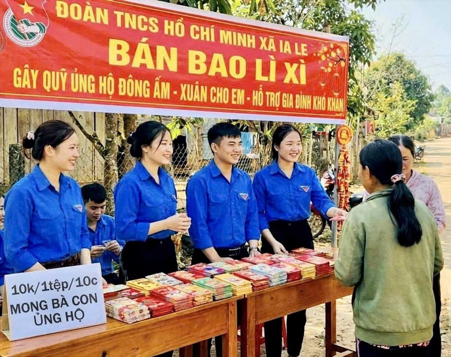 Đoàn xã Ia Le tổ chức hoạt động bán bao lì xì gây quỹ tặng quà cho thiếu nhi. Ảnh: ĐVCC