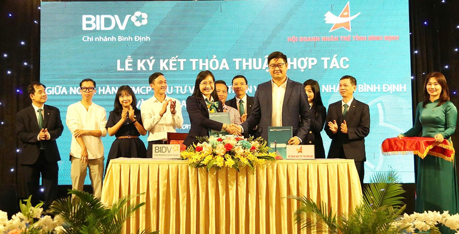 BIDV Chi nhánh Bình Định ký kết hợp tác với Hội Doanh nhân trẻ Gia Lai triển khai chương trình nâng cao khả năng tiếp cận sản phẩm dịch vụ tài chính ngân hàng. Ảnh: T.Sỹ