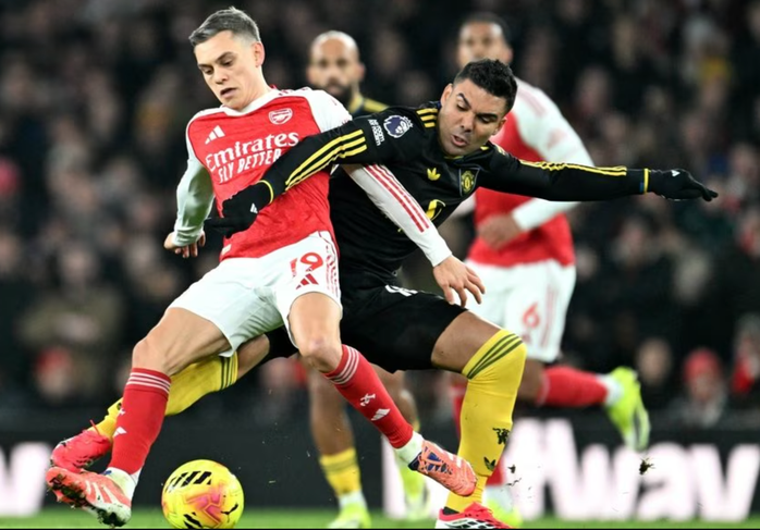 Cuộc chiến ở Emirates được đông đảo người hâm mộ bóng đá Anh dõi theo