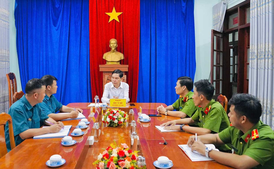 UBND xã Chư Pưh chỉ đạo lực lượng Công an xã và Ban chỉ huy quân sự xã phối hợp, triển khai thực hiện công tác. Ảnh: Hồng Sơn