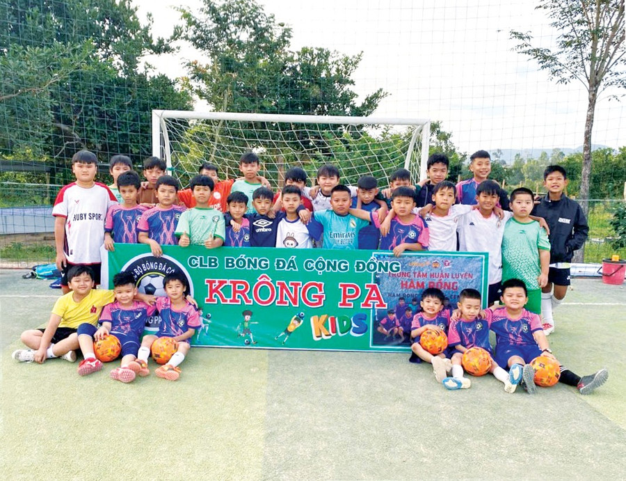 Câu lạc bộ bóng đá cộng đồng Krông Pa Kids thu hút nhiều em nhỏ hăng say tập luyện, thi đấu. Ảnh: R’Ô HOK