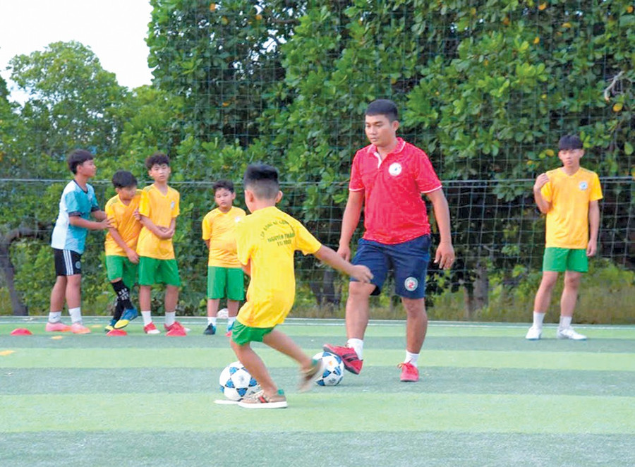 Anh Ksor Phiên huấn luyện cho các em ở KR3 Warriors FC. Ảnh: R’Ô HOK