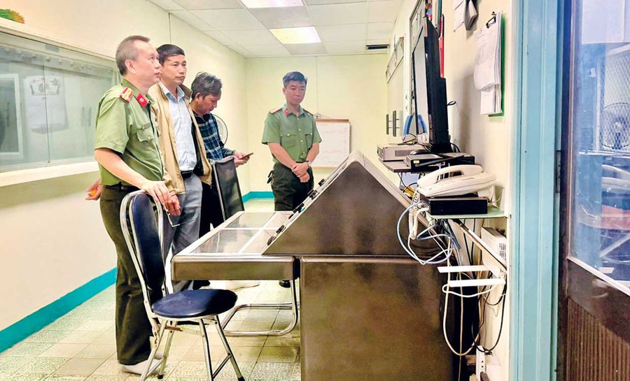 Phòng An ninh chính trị nội bộ (Công an tỉnh) kiểm tra tại Đài Phát sóng An Nhơn (phường An Nhơn Đông) ngày 20-1. Ảnh: K.A