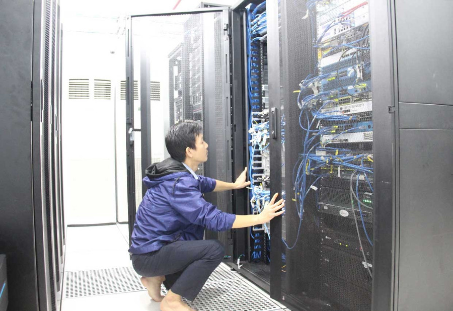 Kỹ sư Trung tâm Chuyển đổi số (Sở Khoa học và Công nghệ) vận hành thiết bị hệ thống.